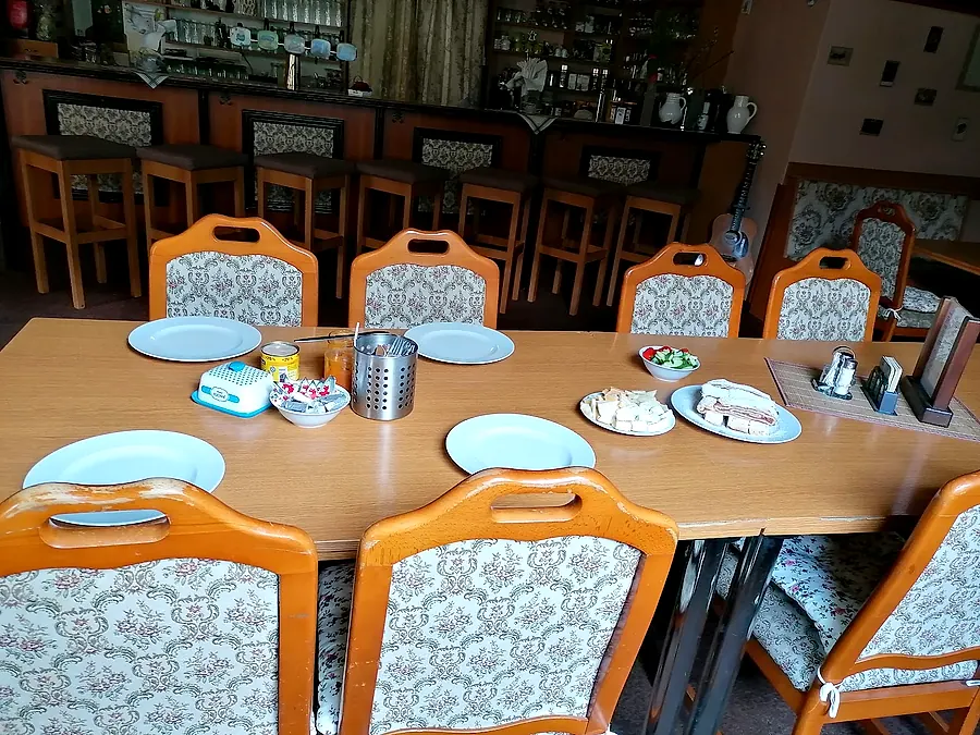 Stoly v restauraci